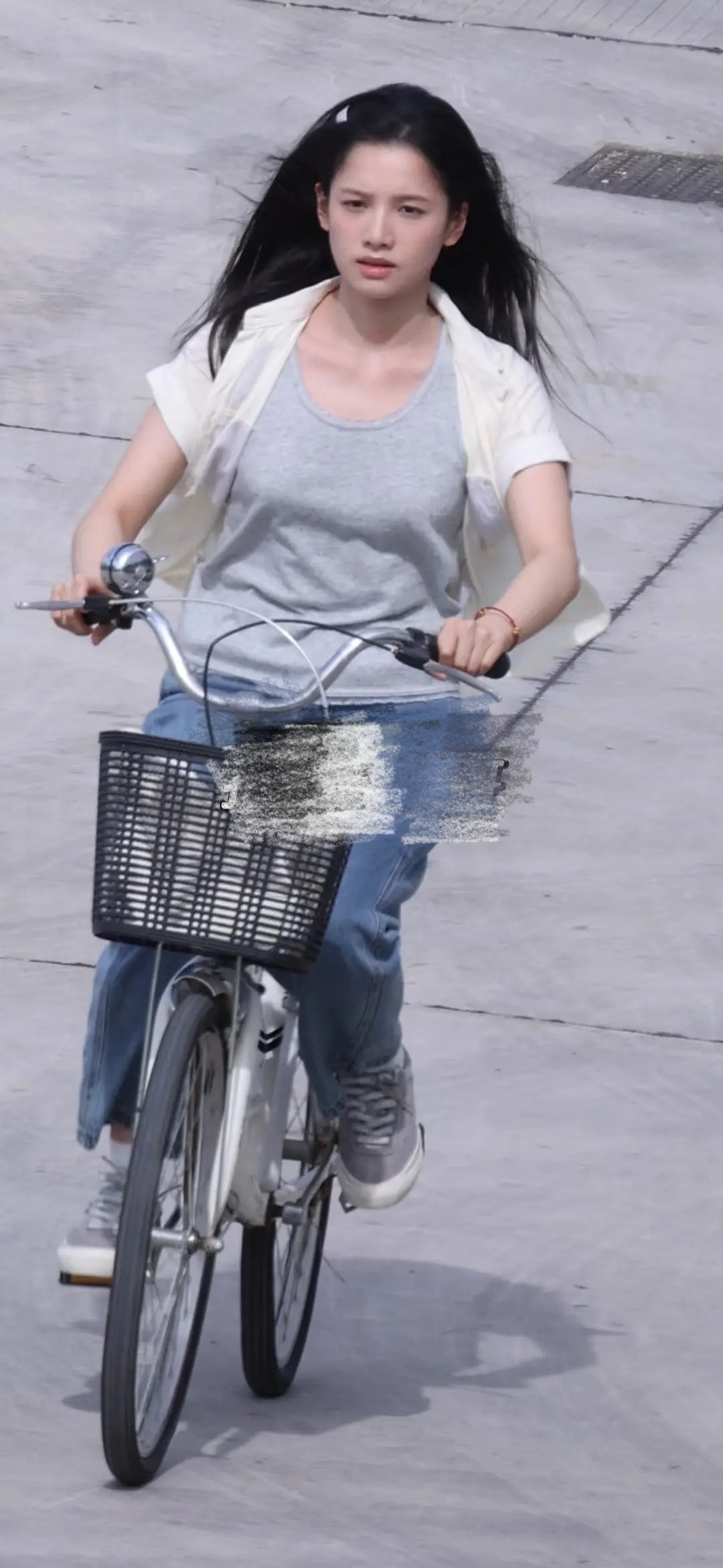 张婧仪这是偶像剧？这是中年妇女骑车上街买菜​​​