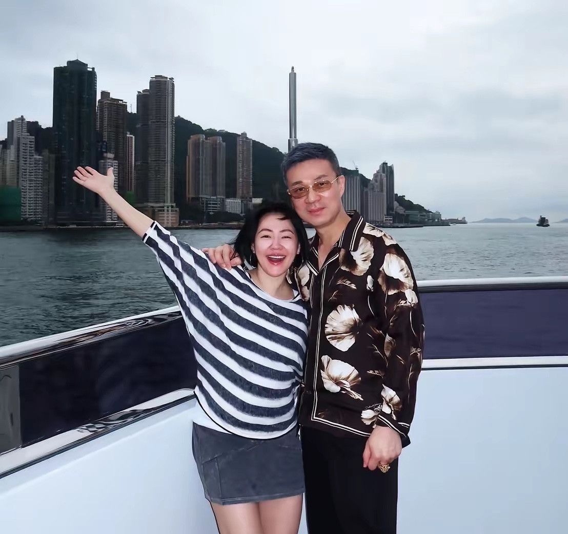 小S香港旅行，穿的是十几年前的旧衣服！她的节俭是出了名的，就连包包，也会背好多年