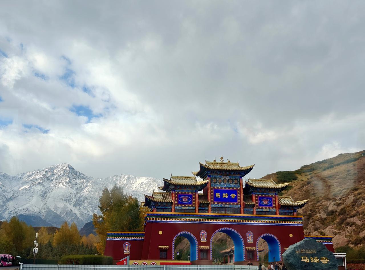 张掖｜马蹄寺米呀米呀，太喜欢彩林+雪山了🥹能自驾就好了一路开到金塔寺大都麻村