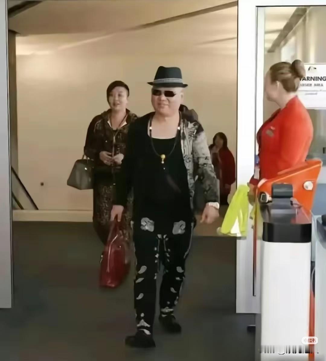 说到郭德纲这两口子的穿搭，那可真是相声界独一份的风景线。你看郭德纲，穿大牌是