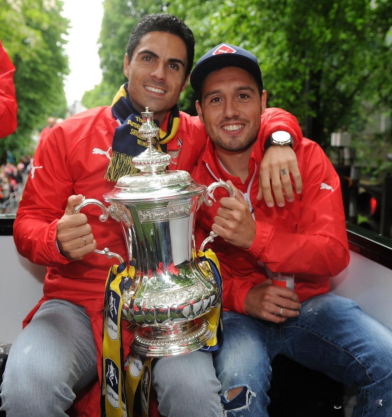 当年对抗只手遮天的弗格森的，是阿森纳。现在压制不可一世的曼城的，还是阿森纳。