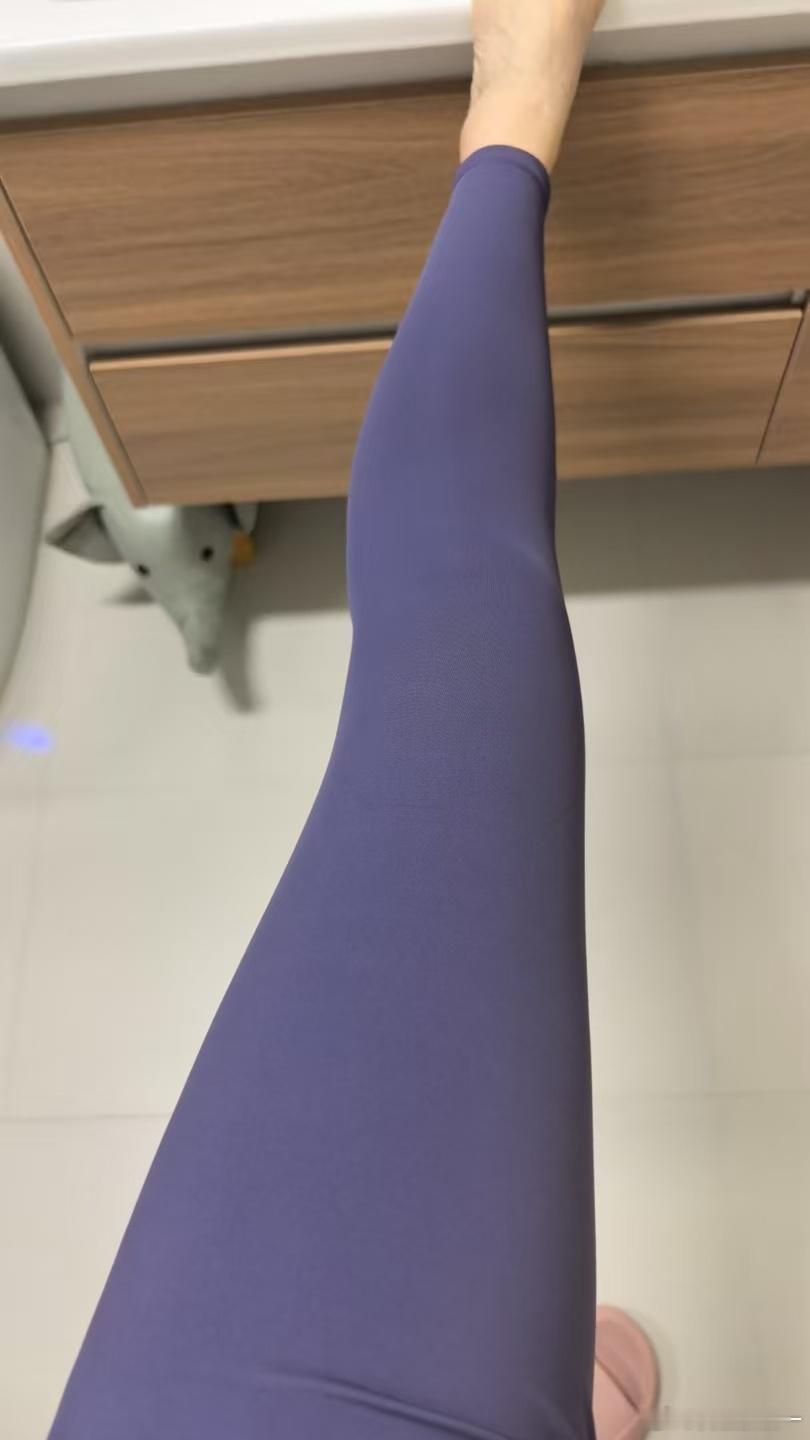 这个腿我回头设个壁纸照着练[吐舌头眯眼睛笑]对了，好多朋友之前找我要瑜伽裤，这次vv品牌就有两款​​