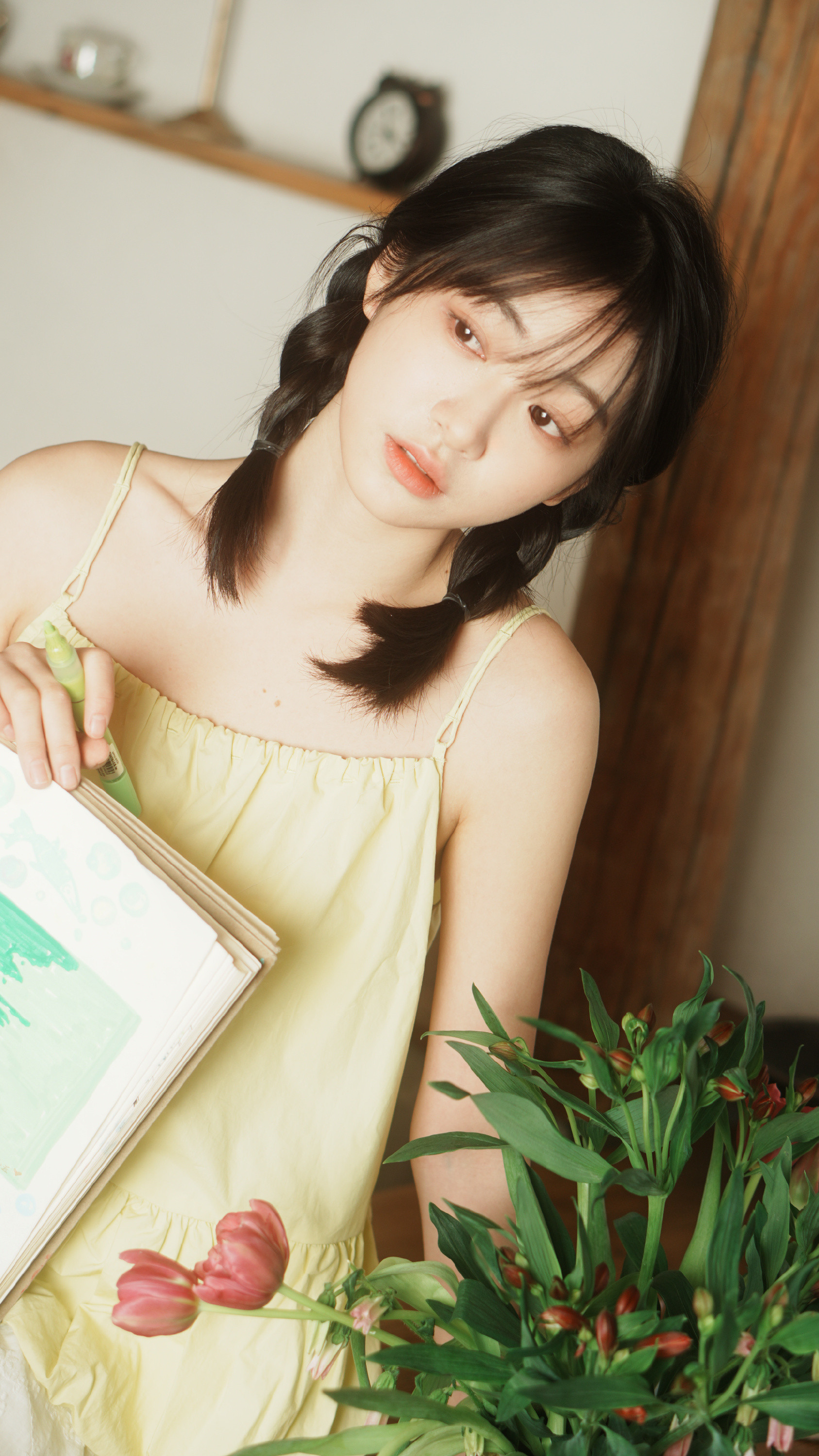 杨肸子少女私服头像，黄裙吊带，甜美怡人。杨肸子