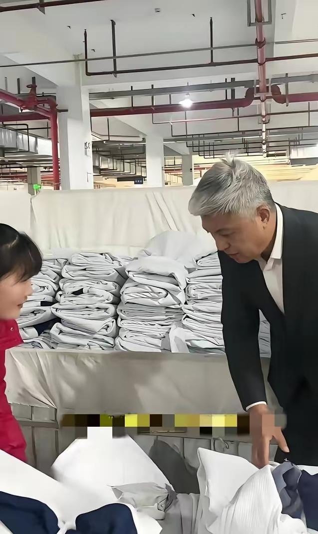 5月13日，安徽省宣城一家布料加工厂，生意火爆。老板突然到车间查看，刚进车间，本