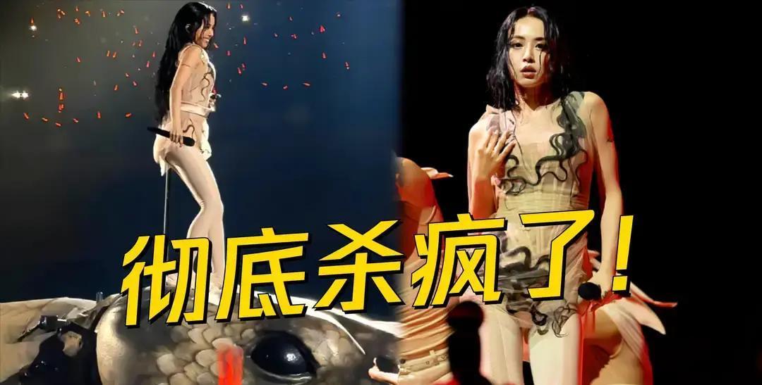 5层楼高的巨蛇突然扑向看台它从顶棚一路滑到第一排头顶，鳞片闪着冷光，尾巴还