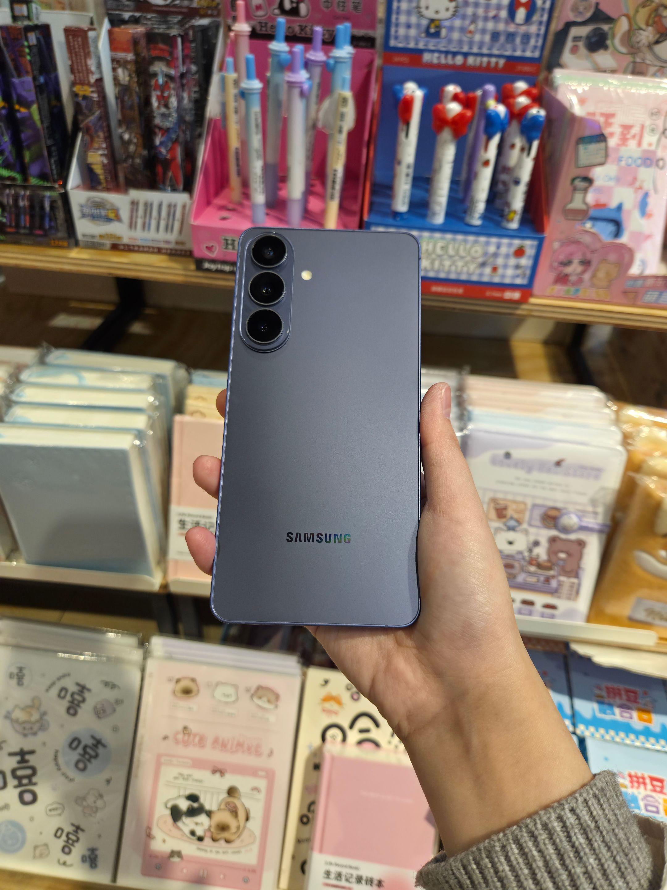 只有亲手摸过三星S26 Plus，才知道什么叫质感，拿着稳当还不打滑。...