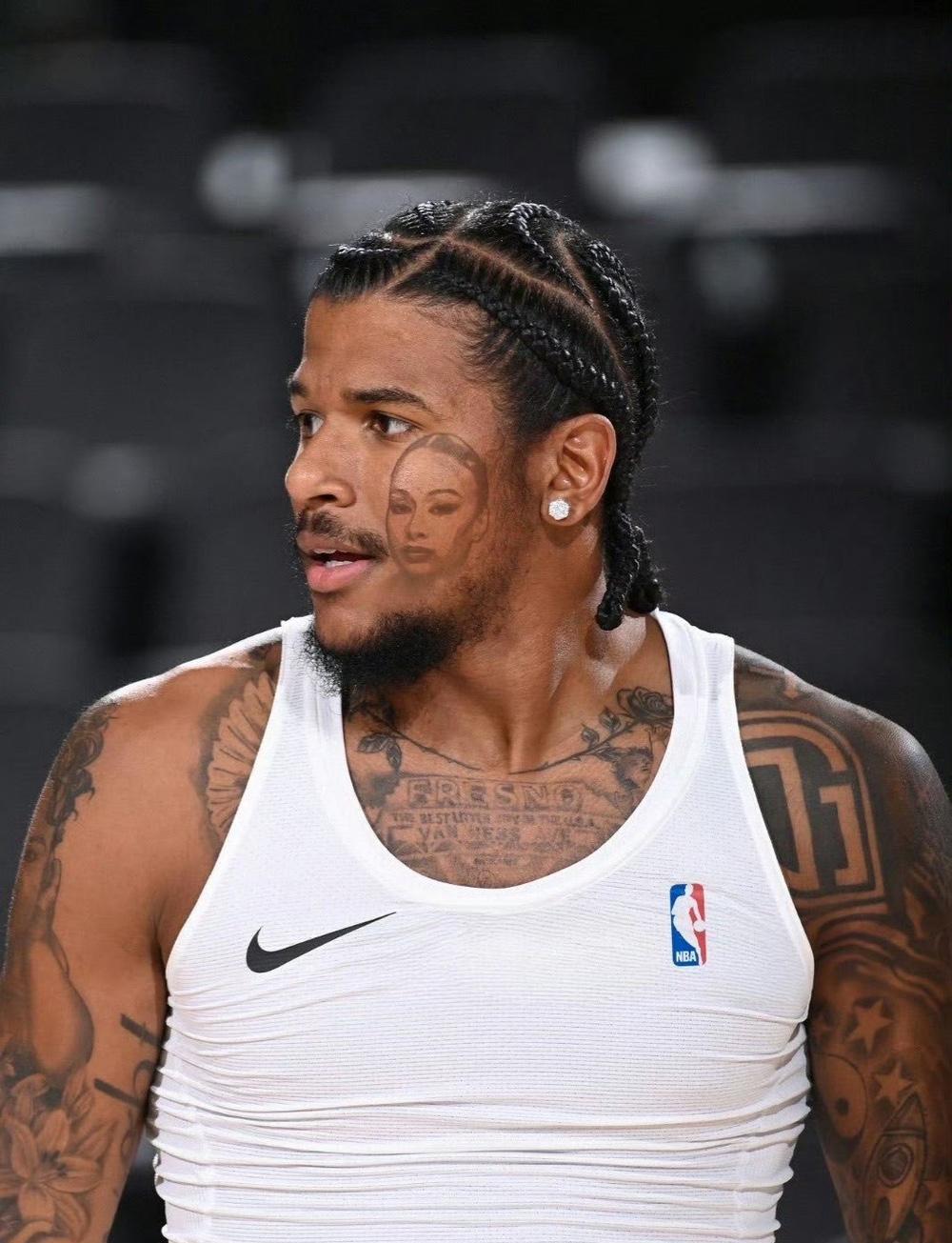 有多爱？杰伦格林把40岁女友纹脸上。左边背上纹满还不够，现在竟然在脸上了。他是