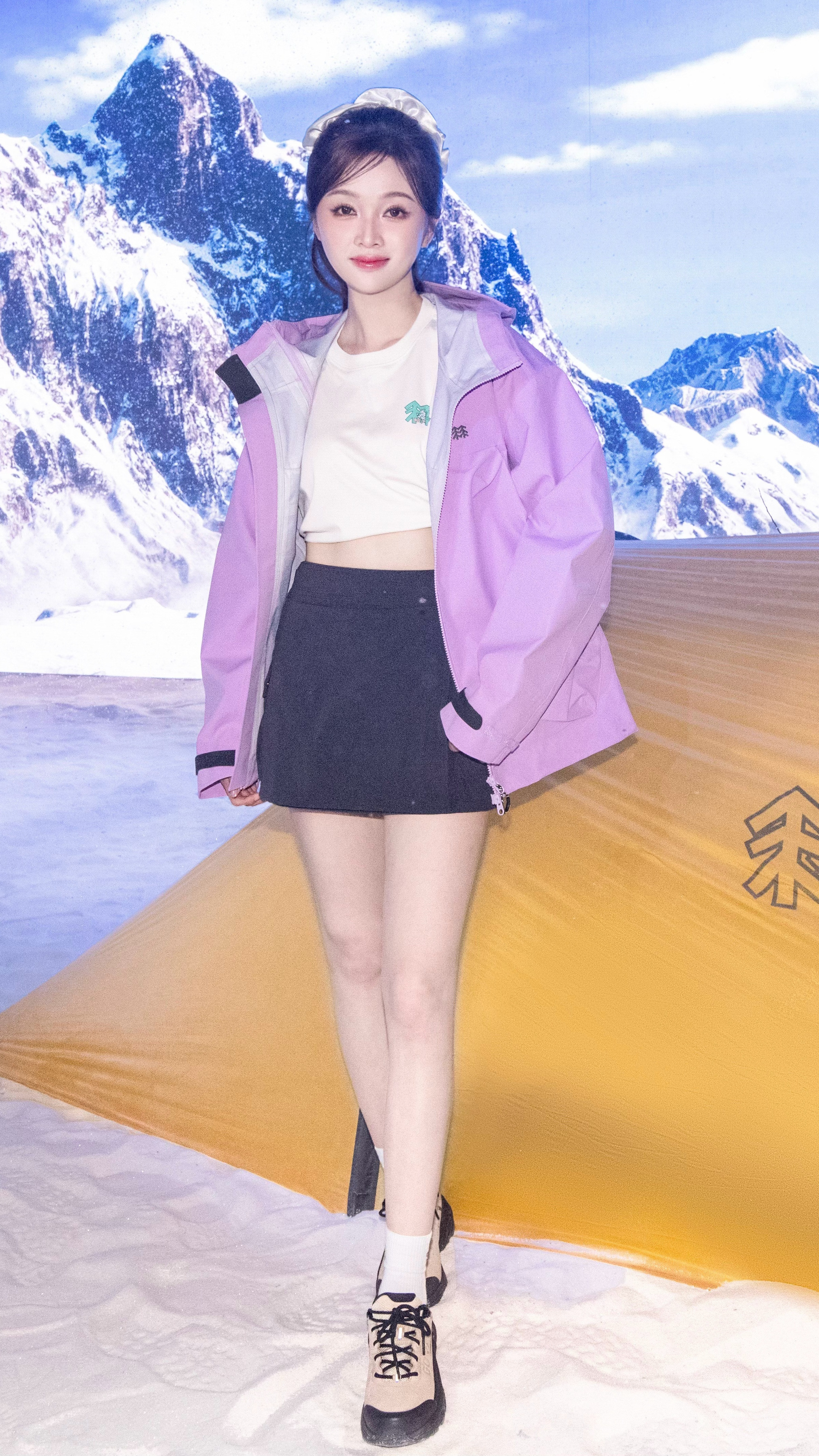 吴宣仪，运动感穿搭大长腿。吴宣仪