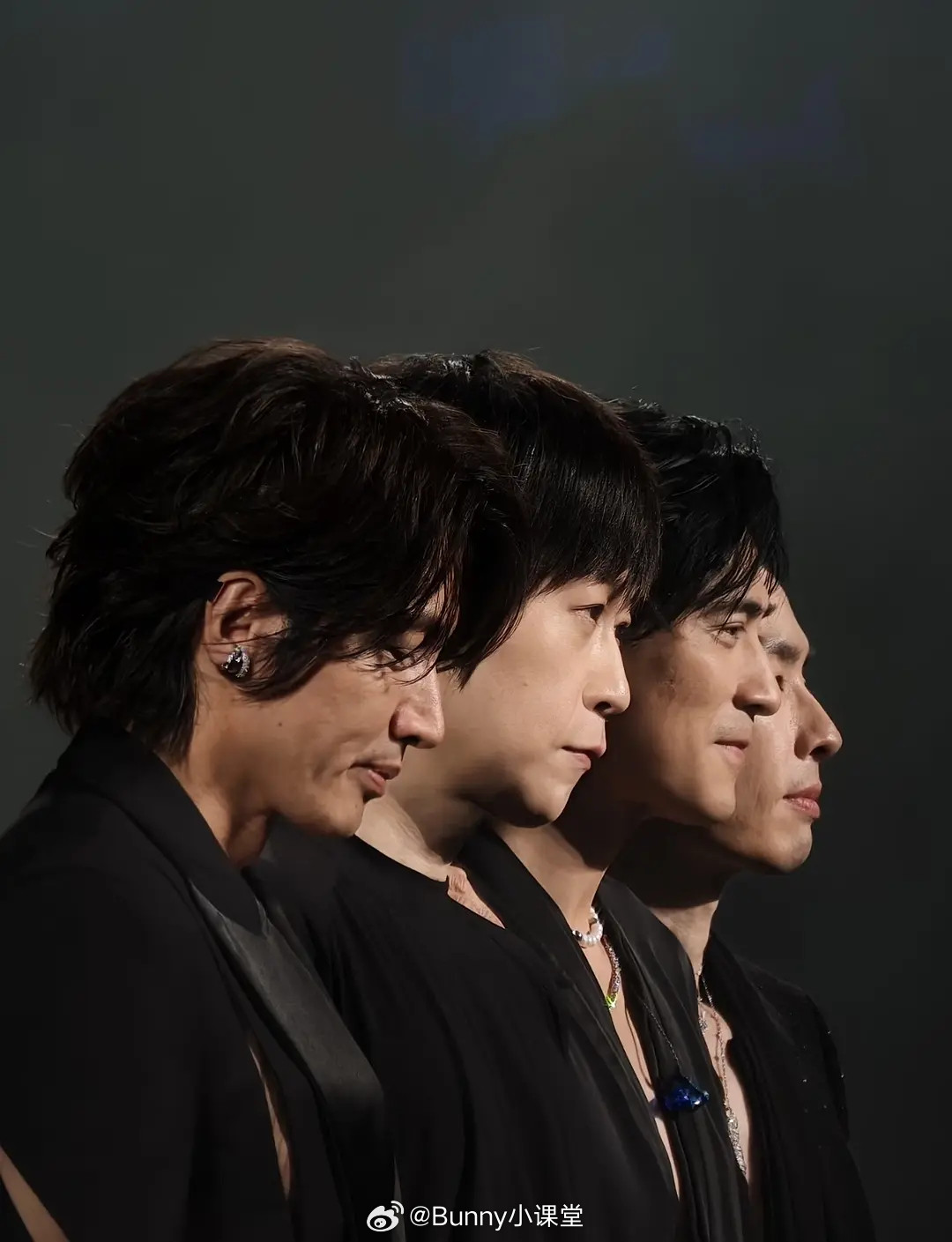 很久没看到这么幽默的同框图了，阿信不是五月天的门面吗？？？