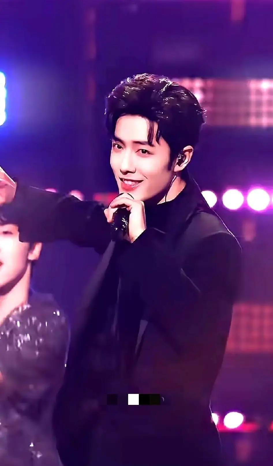 肖战跨年晚会跳舞全程咧嘴大笑，热搜直接爆了。朋友刷完视频问我：他咋跳个舞这么开