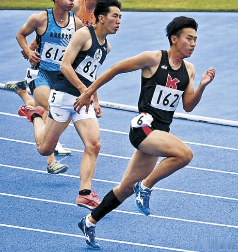 天降克星！日本小偷逃窜遭遇百米10秒5健将只跑了30米就被生擒活捉据日本媒体报