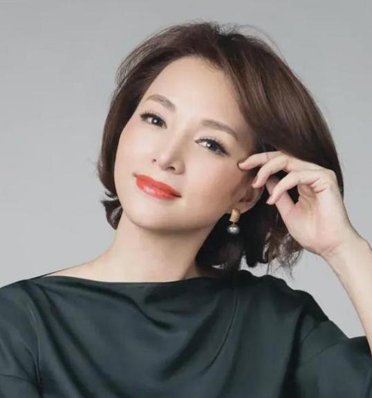 2013年，40岁的董卿执意嫁给35岁的百亿富豪密春雷，董妈妈苦苦劝阻：“闺女啊