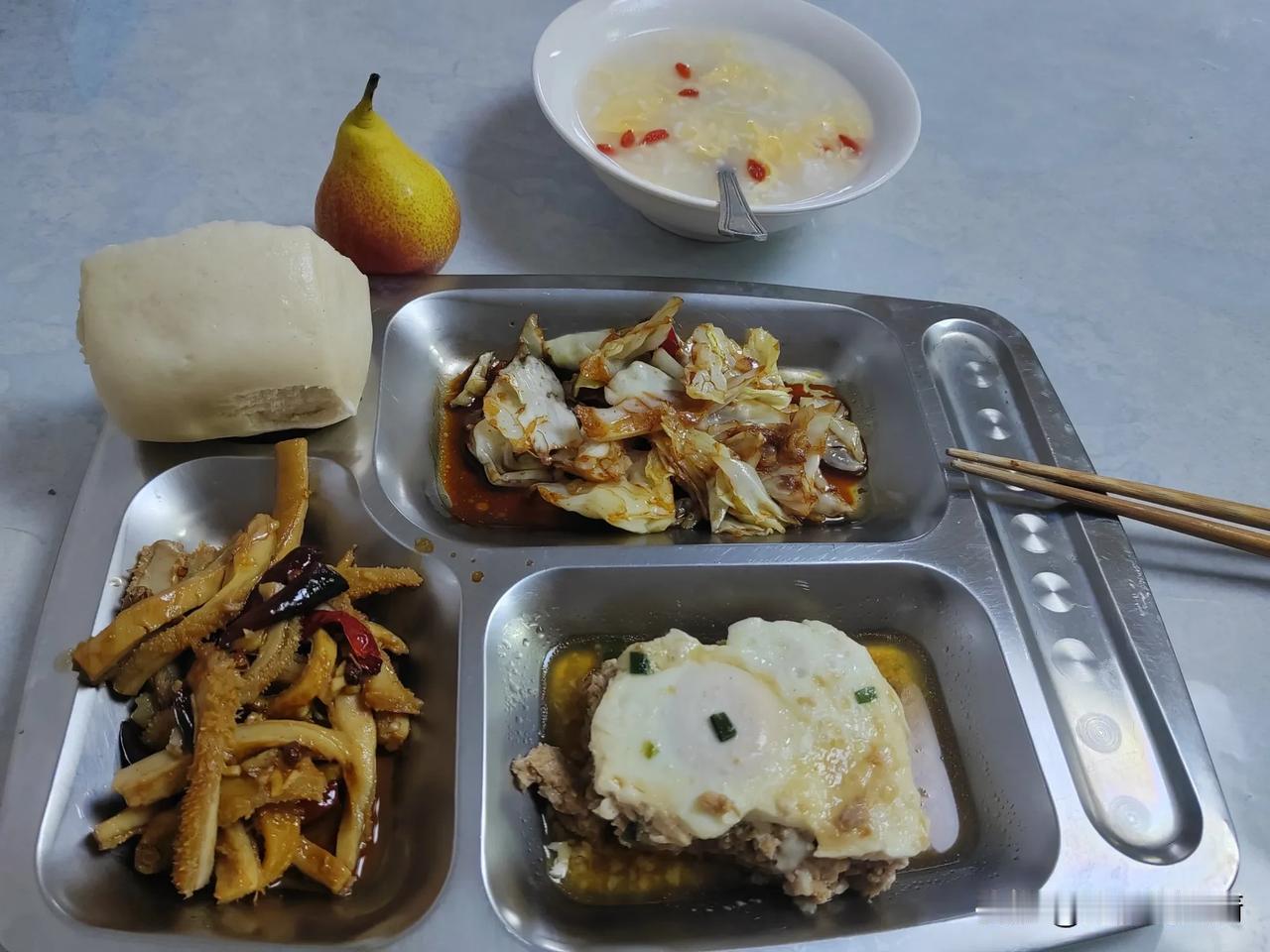 晚餐结束后，我都会回房间休息一个多小时，喝杯水，上上网，然后再回厨房，把明天的早