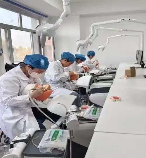 南京医科大学，在江苏省，它就是绝对的医学界王者。南京大学都要退避三舍。你判断这个