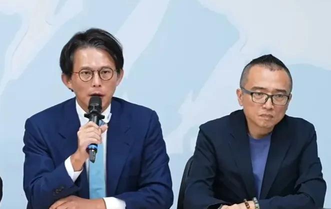 白营正式拍板，任何人不得支持徐欣莹，否则最重将开除。强调“弃徐欣莹、挺郑朝方”的