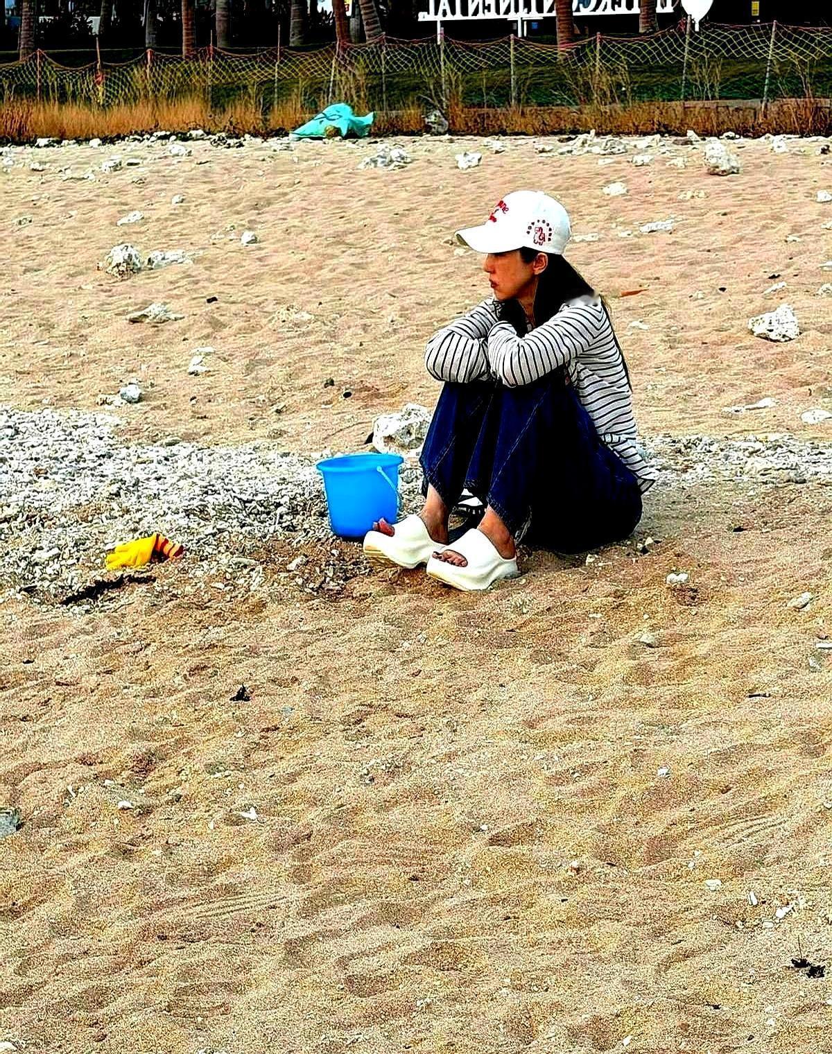 三亚海滩上，一个男人半蹲着，手悬在女孩背后，死死盯着海浪。这一幕，让全网都闭嘴了