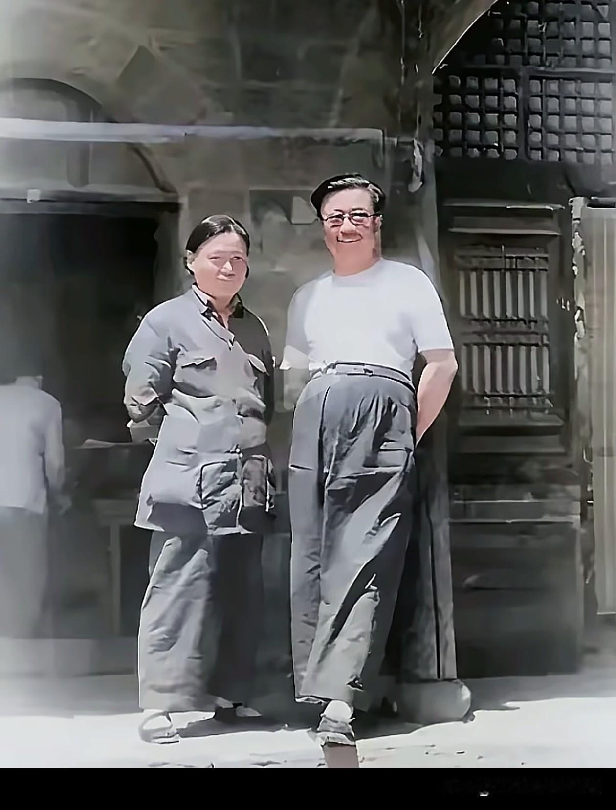 延安时期，这张老照片里，李克农与夫人并肩站在延安窑洞前，笑容温和。朴素的