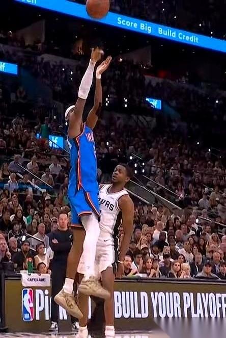 有些NBA镜头，真是百看不厌。哈腾抱着球，直愣愣就往文班亚马那两米二四的长臂上