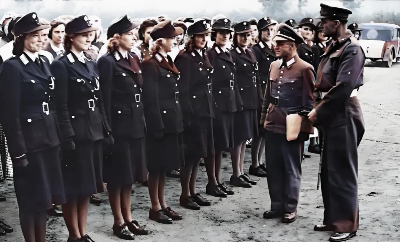 1946年二战结束后的柏林，照片上这些年轻靓丽、楚楚动人的女子是斯潘道警察学校的