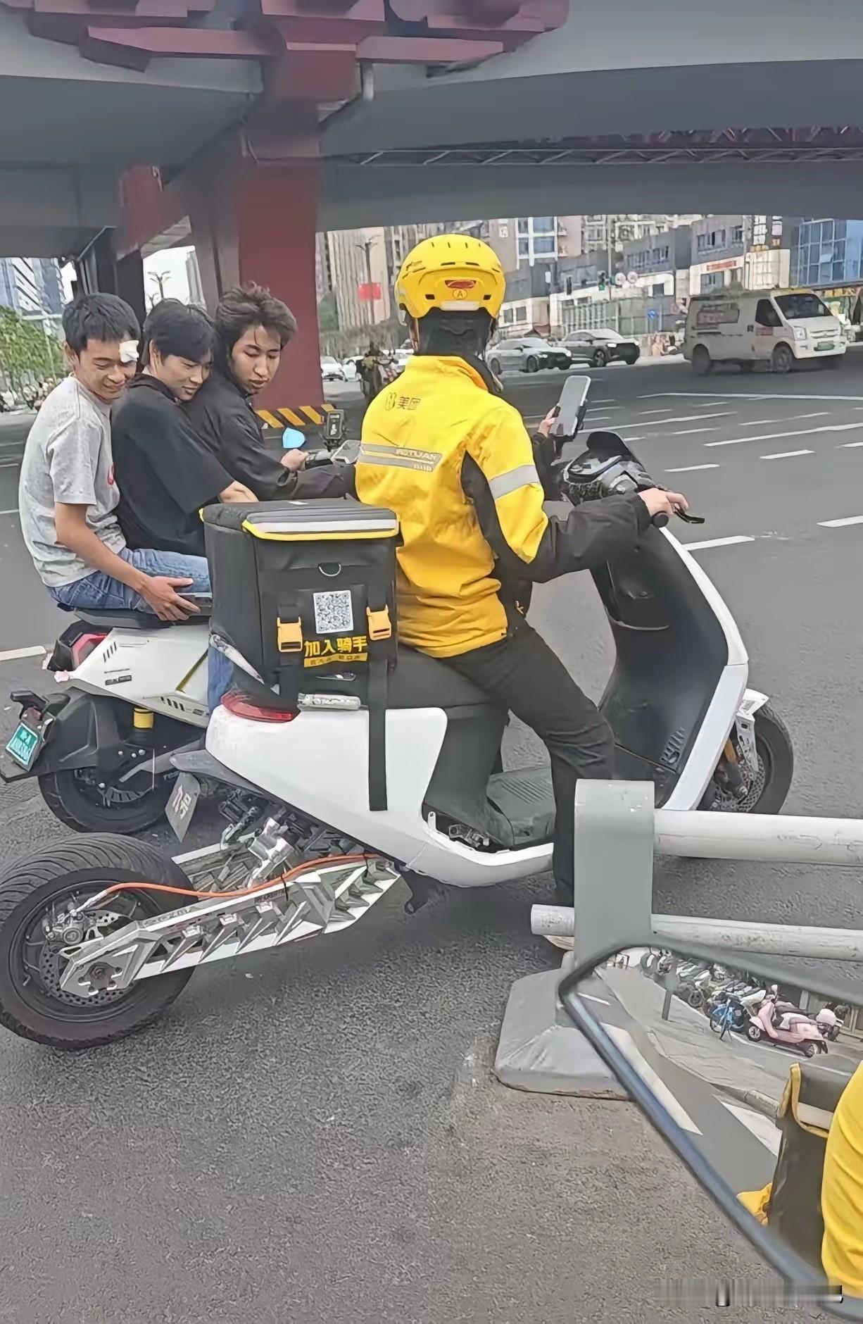 小哥的电动车像私人改装的，这样也能上路啊？