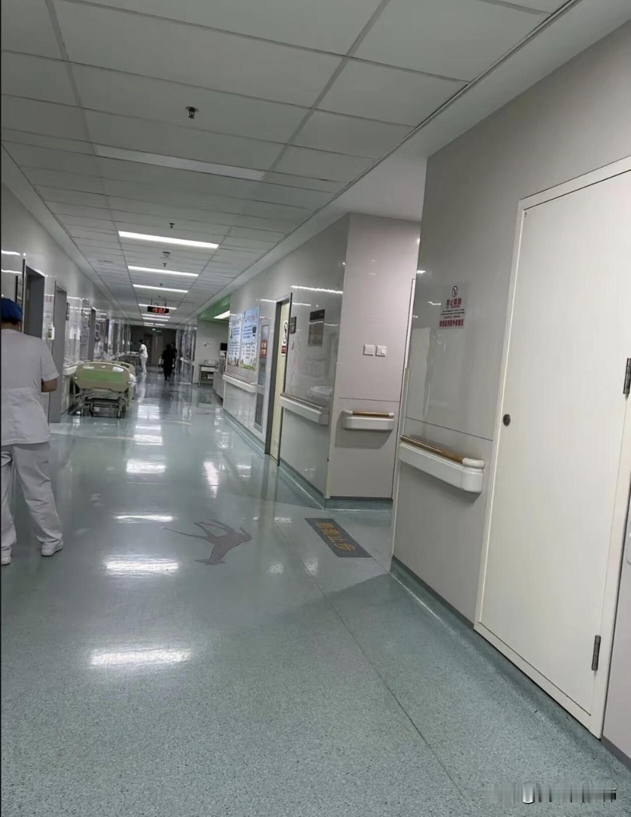 穷人的命，真的是命比纸薄！保安小伙脑出血30mI，家里条件困难，家属放弃手术，