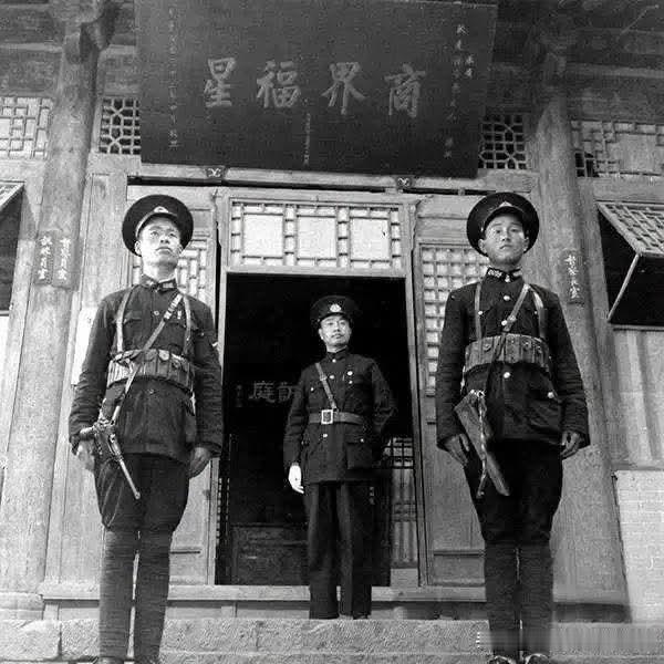 77载岁月流转，这张1946年临潼警局老照片，藏着如今早已少见的旧时风貌。警局门