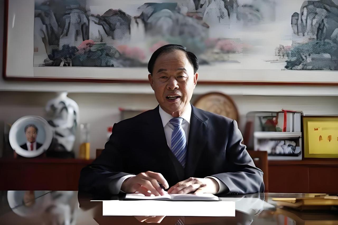 李学峰，1949年12月出生，山东淄博临淄人。1981年，他临危受命接手濒临
