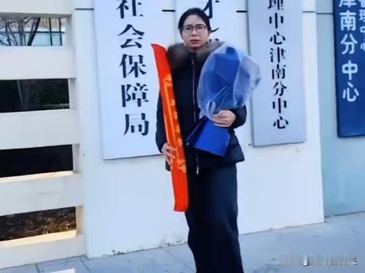自从崔丽丽得到了人社中心认定的工伤后,如获至宝,夫妻俩恨不得马上兑换成真金白银,