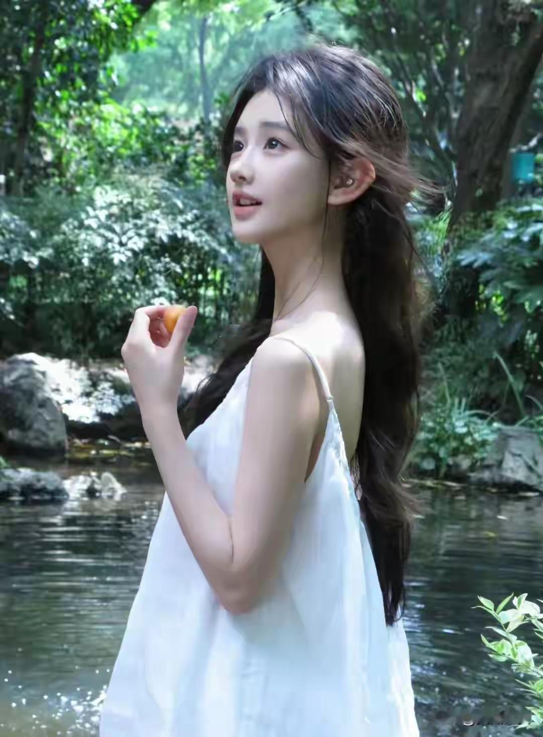 夏日森林里的清新少女，手捧苹果，感受自然的美好。健康是一切的根本吗怎样穿搭知性