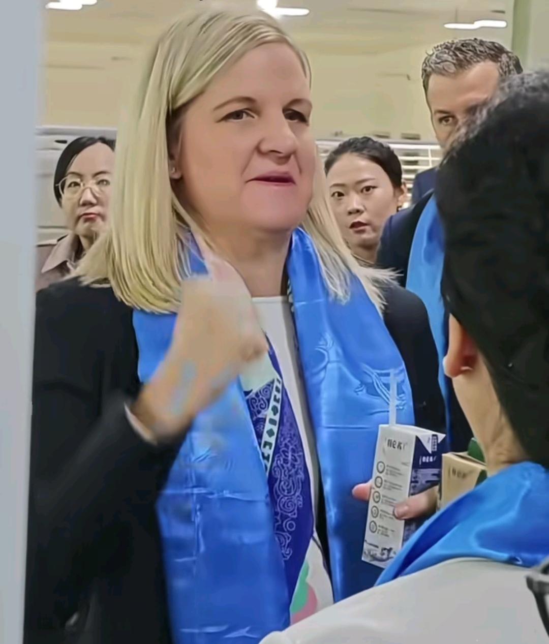 11月11日，国际奥委会主席考文垂到访内蒙古呼和浩特市，坐着专车抵达后，车门口站