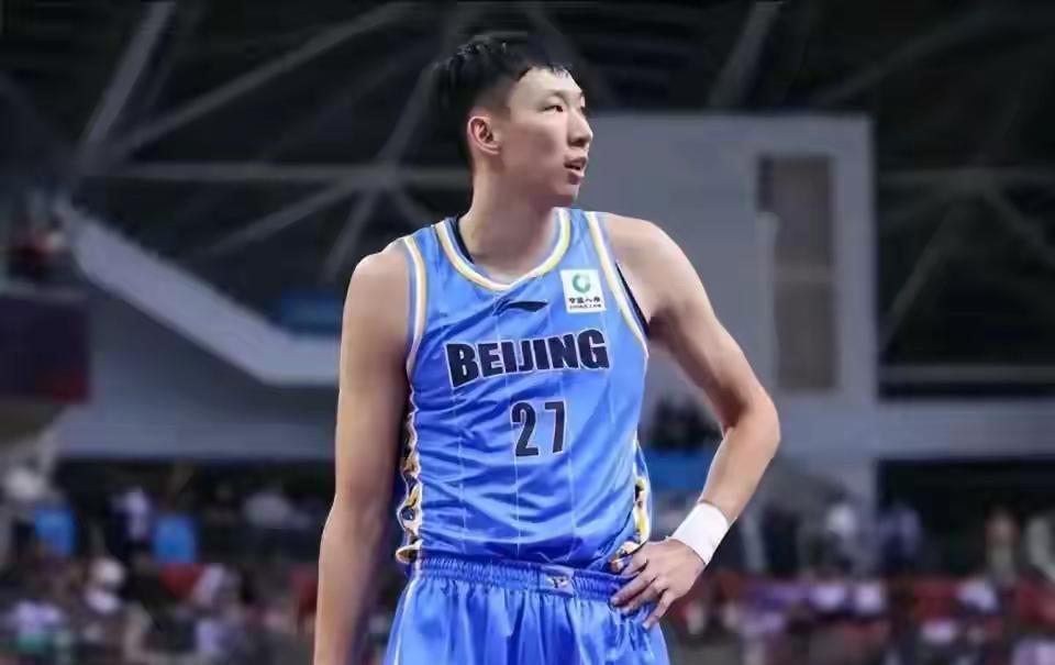 周琦陷入两难。全运会男篮小组赛全部结束了，四分之一决赛对阵中，四川队