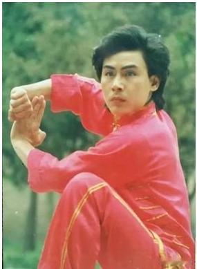 1990年，全国武术冠军赵长军被三个混混打进医院，在得知三名混混当时还处于醉酒状