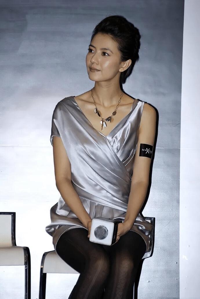 高圆圆第一次穿黑丝