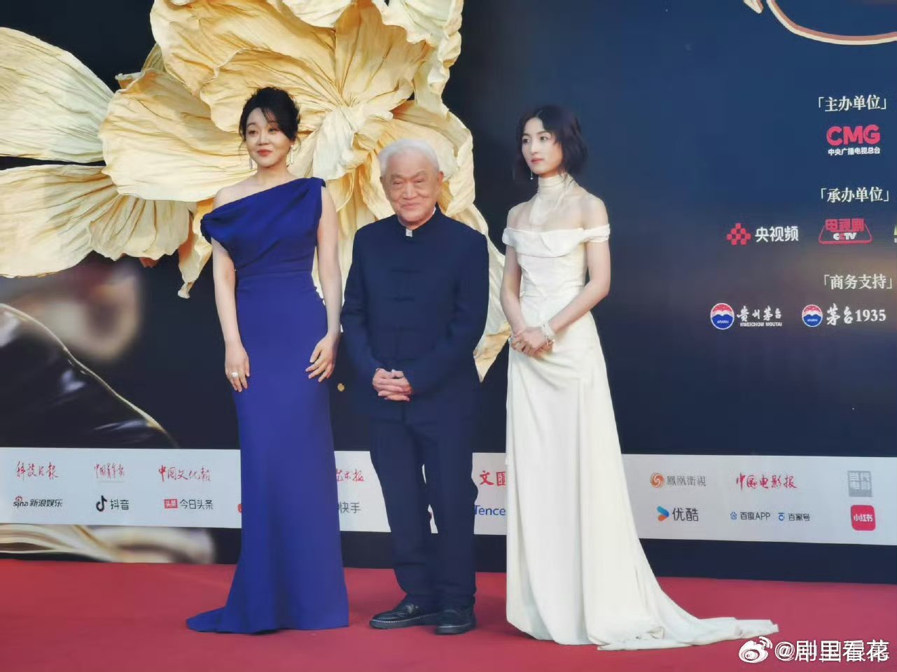 闫妮蓝裙好温柔闫妮中国电影盛典红毯状态实力派女演员的底气！闫妮蓝裙温柔大方，电