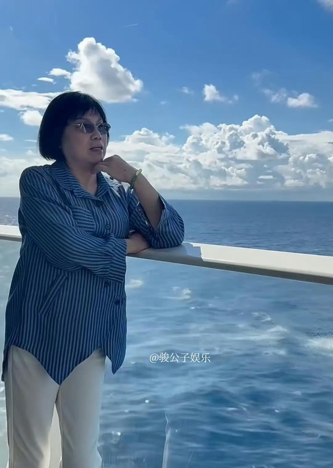 范志毅的母亲与孙女一同游轮旅行，年过七旬却依旧显得十分年轻，很有气场，身高和孙女