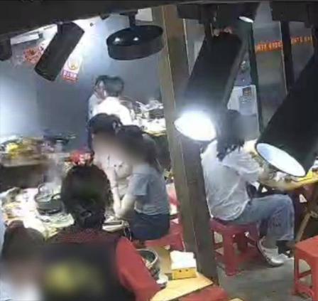 “无妄之灾！”7月9日报道，广东深圳，一对情侣去吃火锅，他们情难自抑，直接在店里