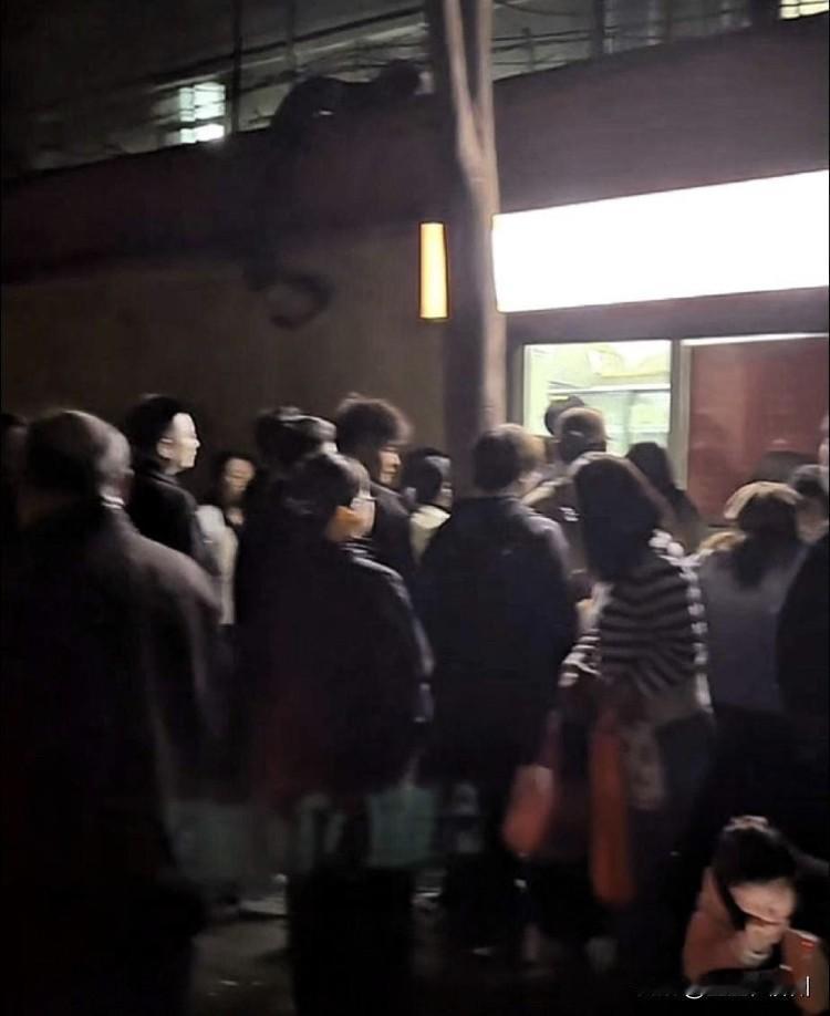 最近被网红带火的，“郑州炒八掺”小餐馆，出现3个怪事……刷新了网友三观，