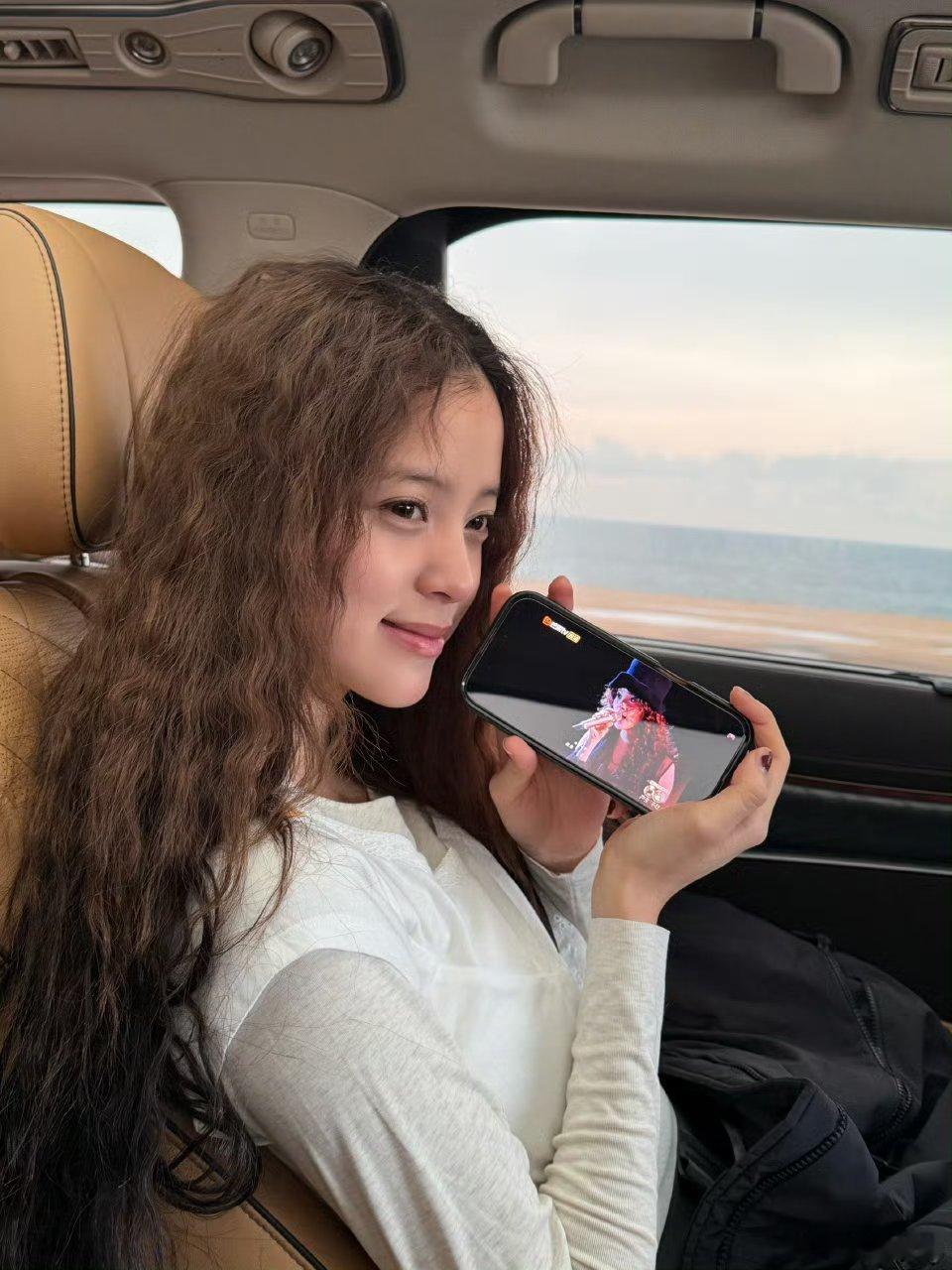 欧阳娜娜老自看老己欧阳娜娜的“自看自演”好可爱！卷发芭比看卷发芭比的《轻轻》舞