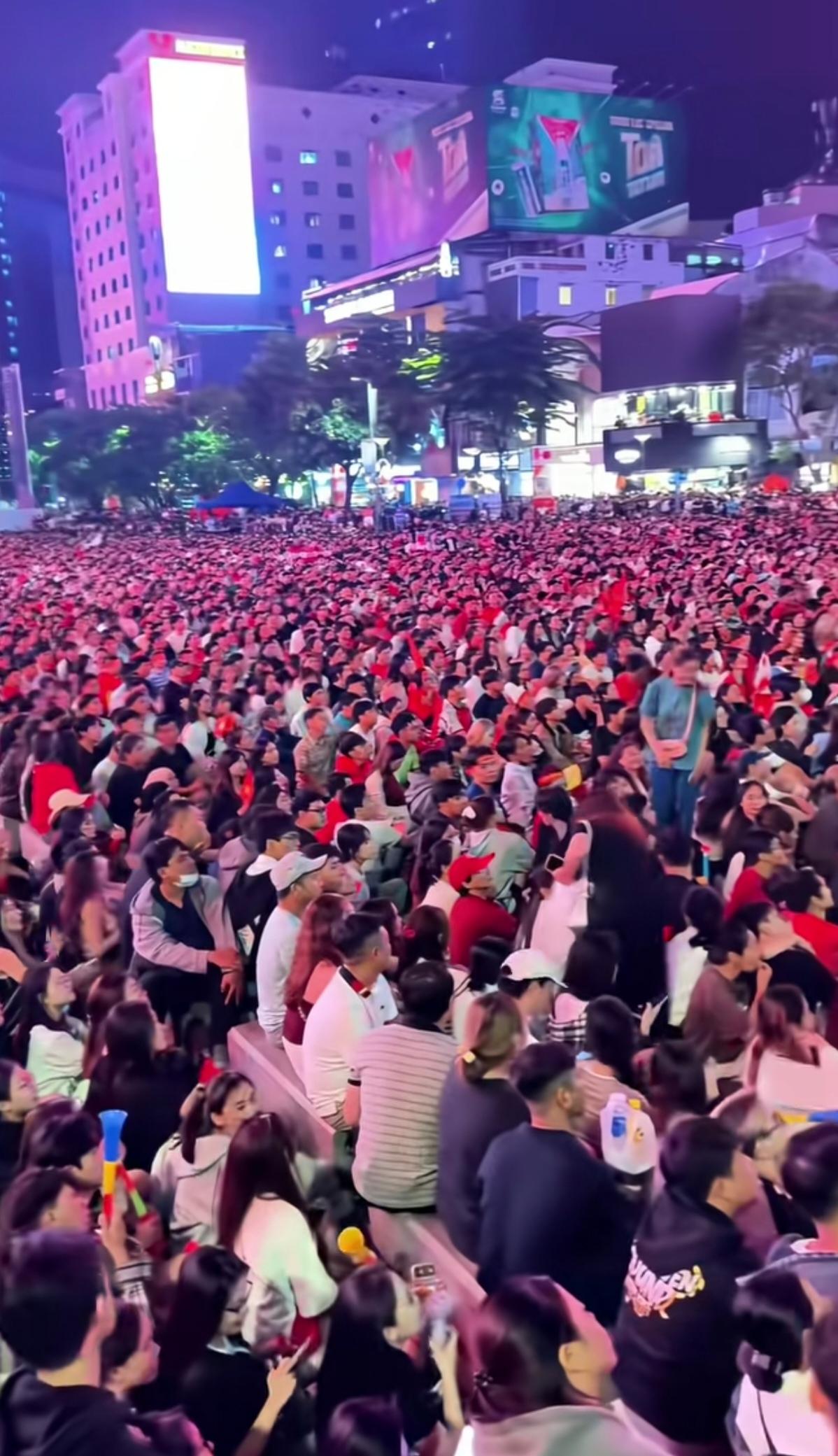 看了U23亚洲杯半决赛，中国队vs越南队的比赛报道。画面中，给我印象最深的是，越