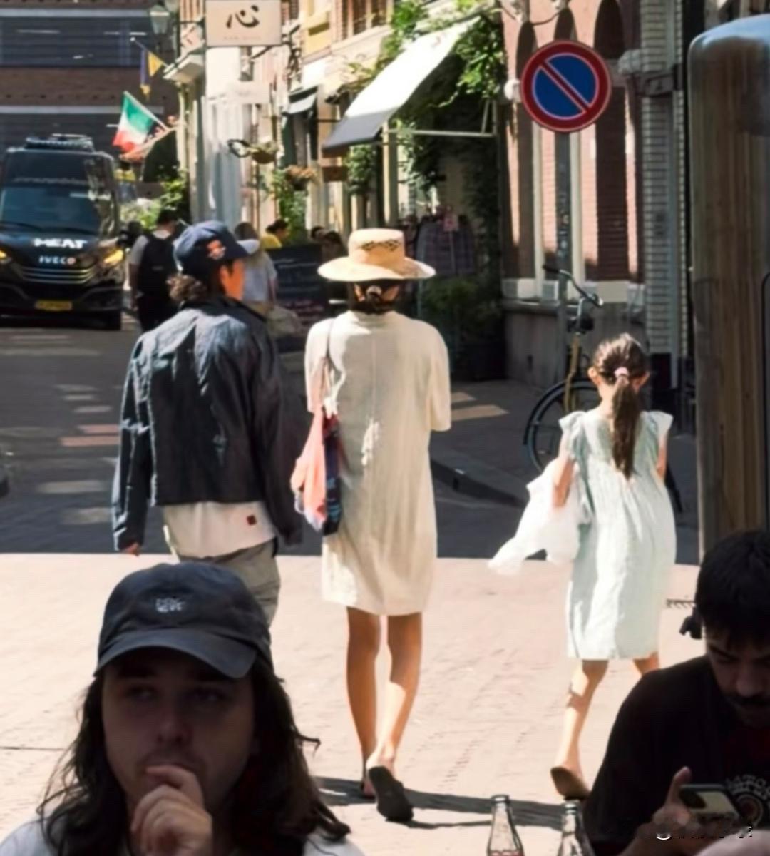 43岁郭碧婷和向佐带一对子女到深圳逛商场，她的打扮好时尚，身材高挑，夫妻俩看起来