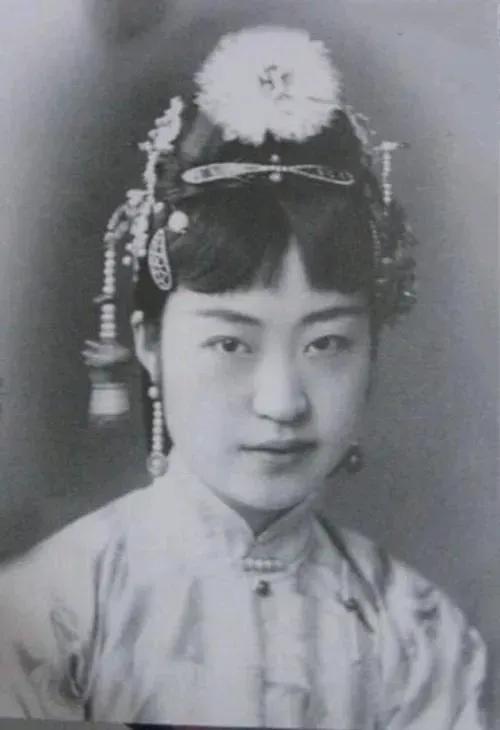 张学良的一生有11个情妇，但90岁那年，他回首往事时，却咬牙切齿地说：“此生最喜