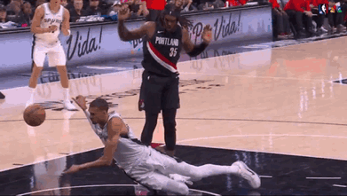 希望别有事啊！文班失去重心后头和脸重重地摔到地板上，慢镜头看撞击挺大的。刚刚，