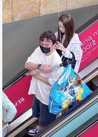 王思聪心真大，不管他爹出了多大的事，他都能稳如老狗依然带美女出去玩。过年期间，他