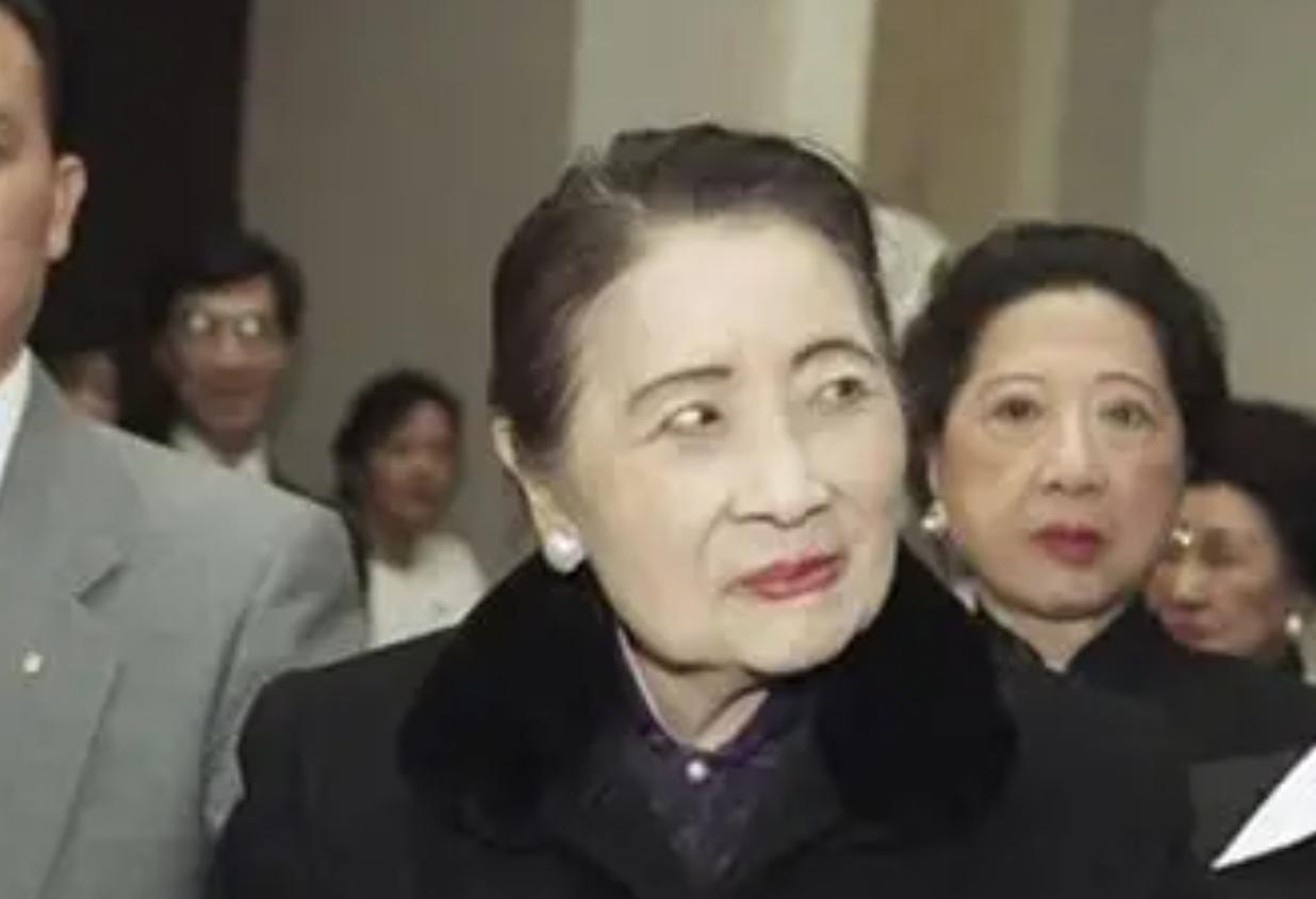 这才是宋美龄的真容，一个刻薄寡恩、阴狠残忍的极其奢靡享受的寄生虫！1948年