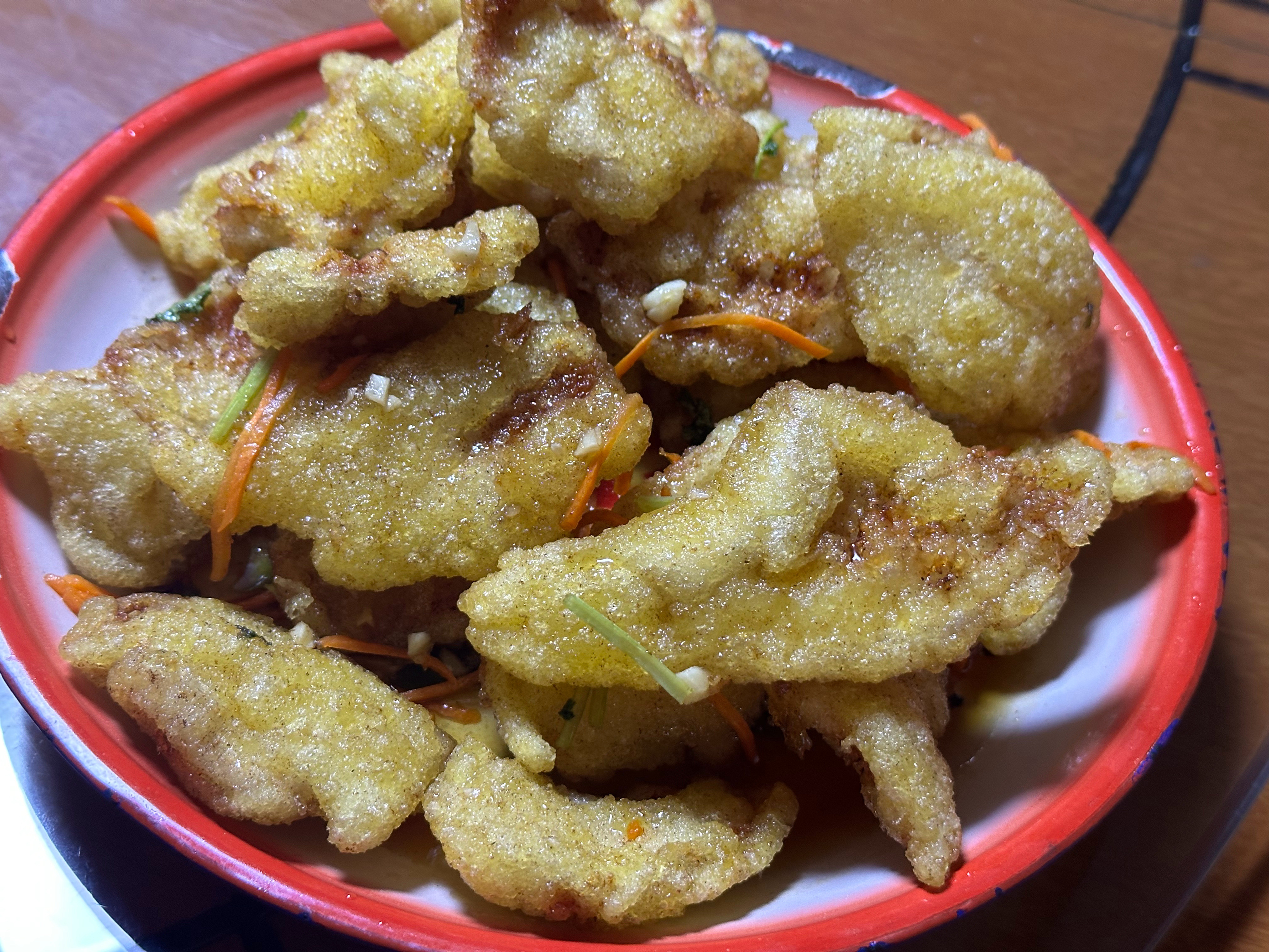 旅行菜量大得吓死人，幸好人多，点了6个菜2盘饺子，基本都吃完，除了锅包肉，哈哈