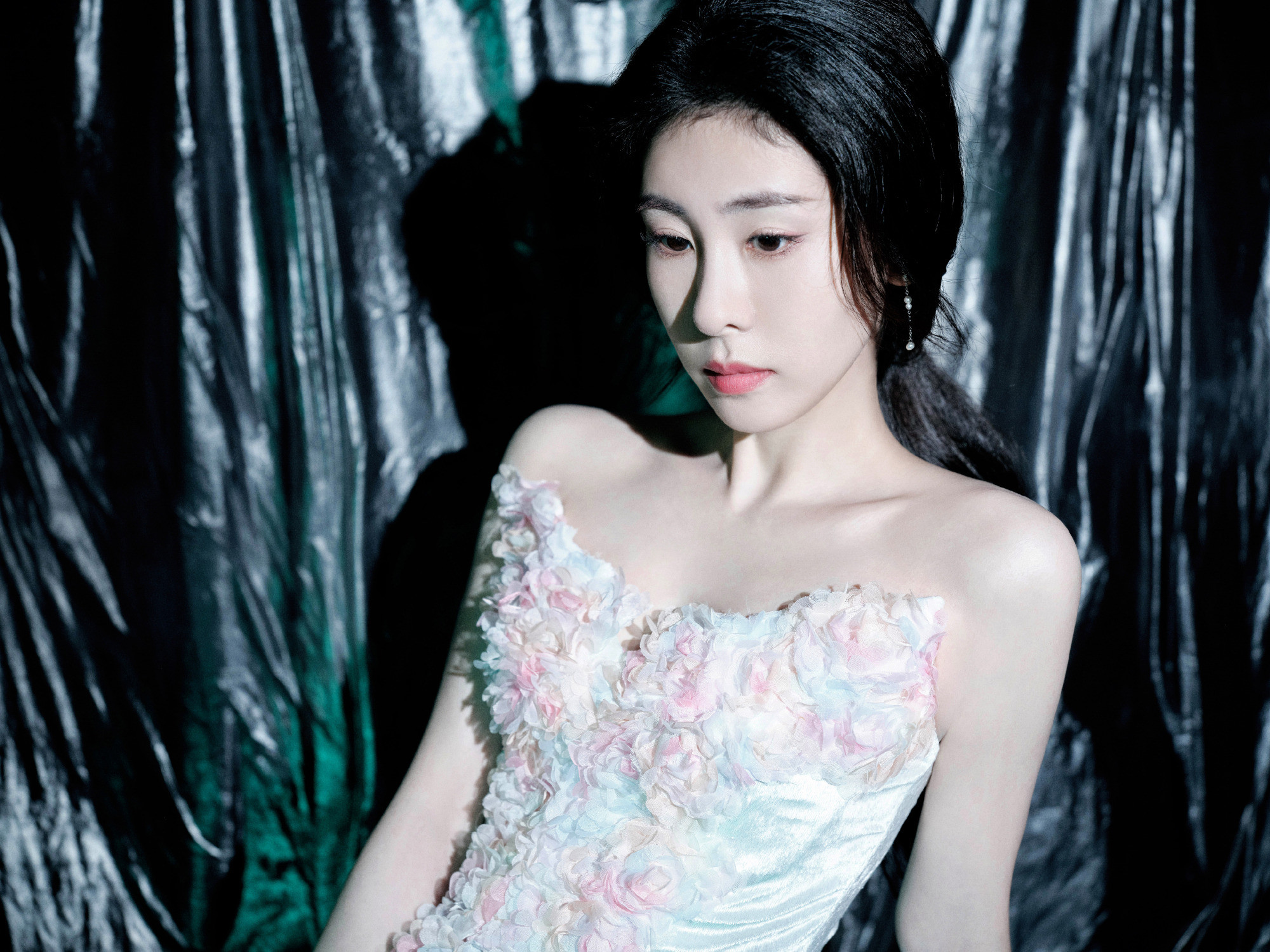 张碧晨，这一身蕾丝花瓣裙，太优雅明艳了吧。张碧晨