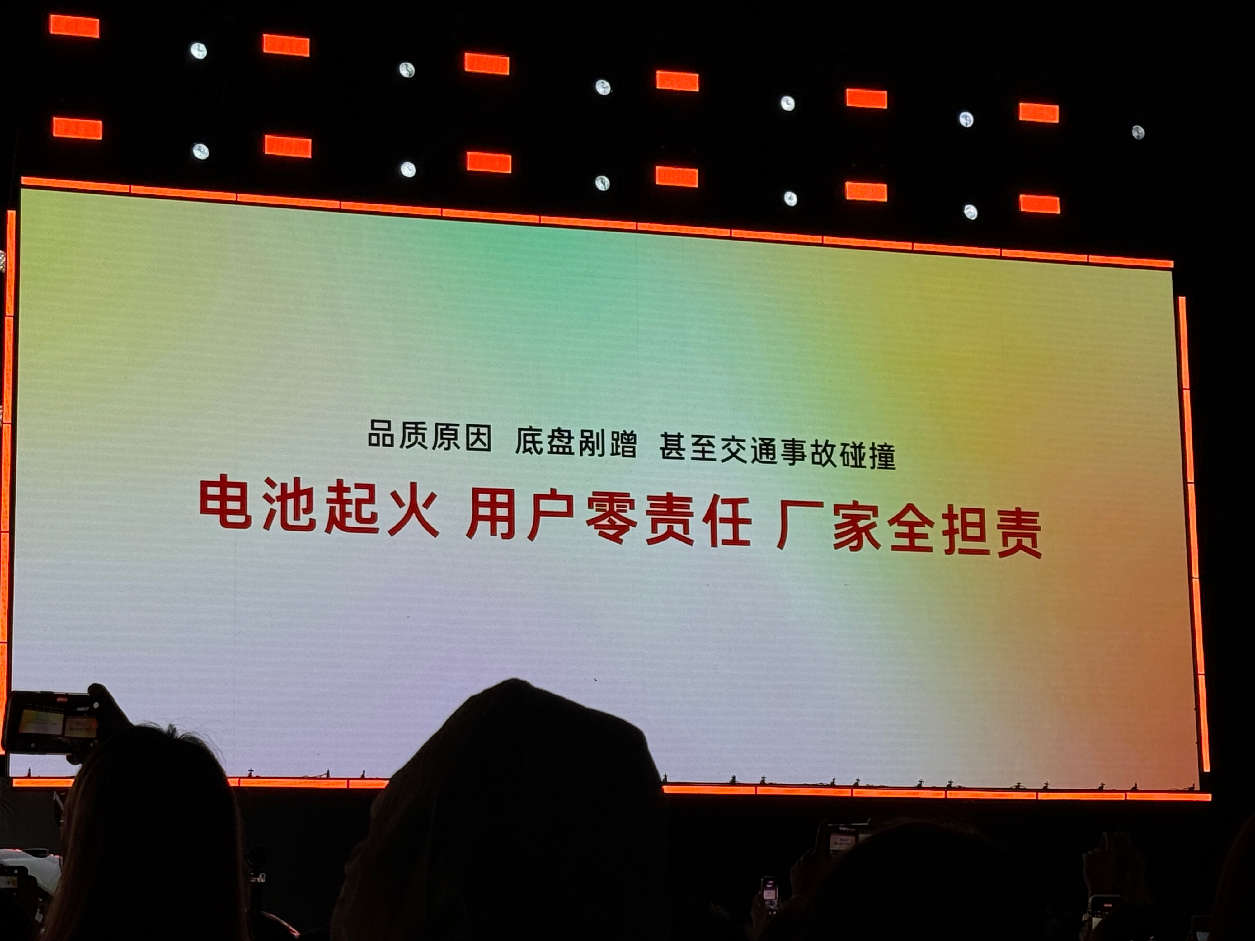 甜心教主果然不是吹的啊，心凌来了全场大哥都嗨了！刚刚在玉龙雪山脚下参加了铂智7用