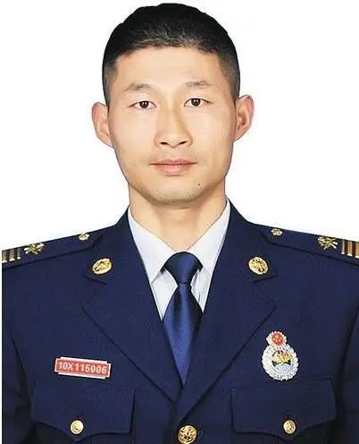 逆火而行的“蓝焰尖兵”：丁良浩的二十载生死救援路丁良浩（1982年10月出