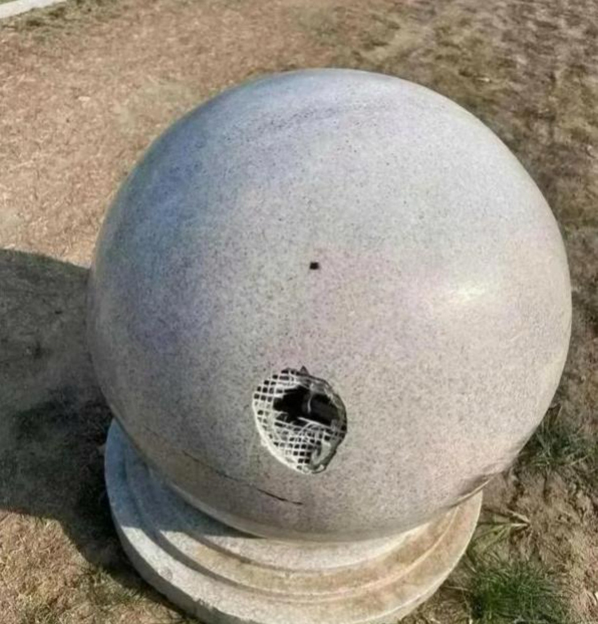 一直以为石墩子是实心的，今天在公园散步看到这一幕原来骗了我十几年​​​