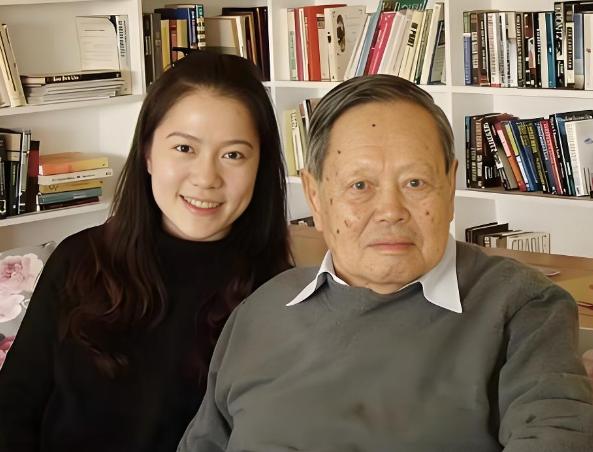 大家都以为翁帆只是得到了清华公寓的使用权，殊不知杨振宁留给她的，并不是房子，而是